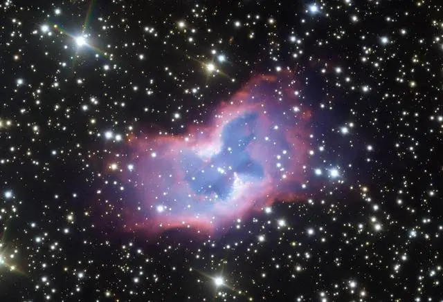 7月下旬,欧洲南方天文台拍到了一团形状如“太空蝴蝶”的星云它被称为NGC 2899,距离地球约3000~6500光年。